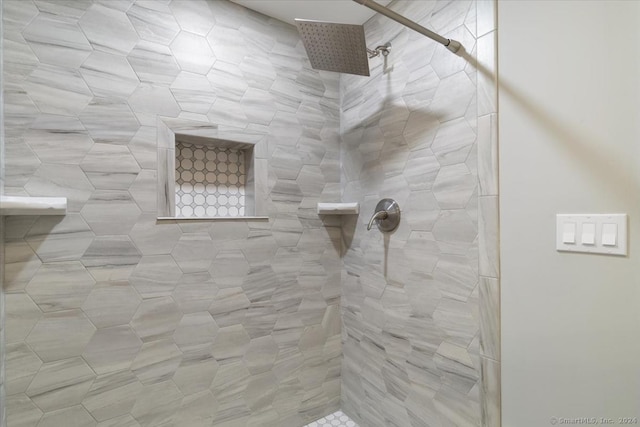 bathroom featuring a tile shower