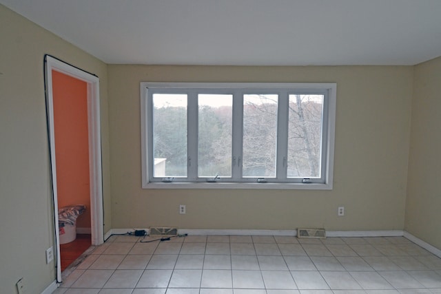 empty room featuring light tile patterned floors