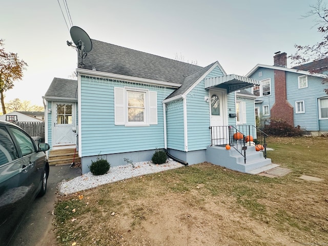 view of front facade featuring a front yard