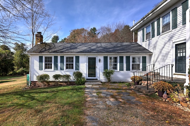 view of front of house featuring a front lawn