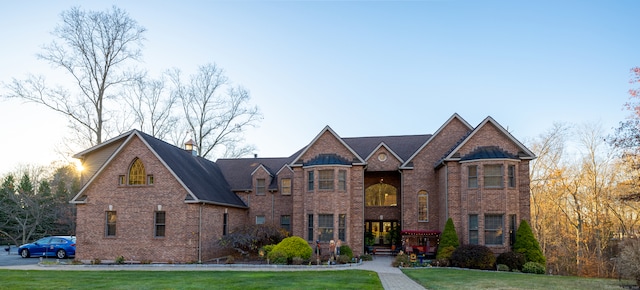 view of front of property with a lawn