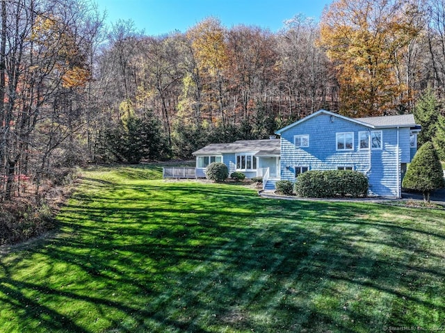 view of front of home featuring a front yard