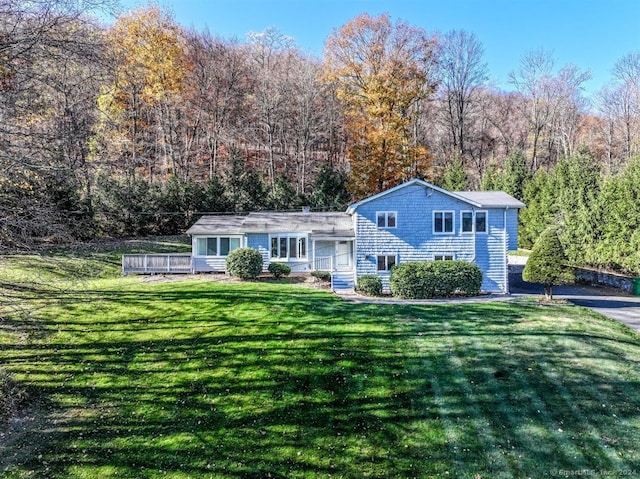 view of front of home featuring a front yard