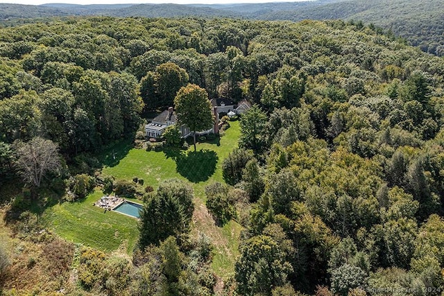 birds eye view of property featuring a forest view