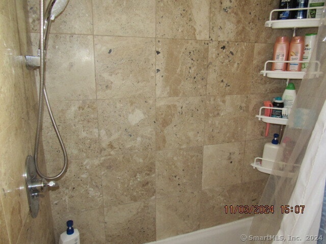 bathroom featuring tiled shower