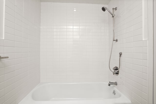 bathroom featuring tiled shower / bath combo