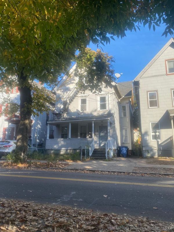 front facade featuring a porch