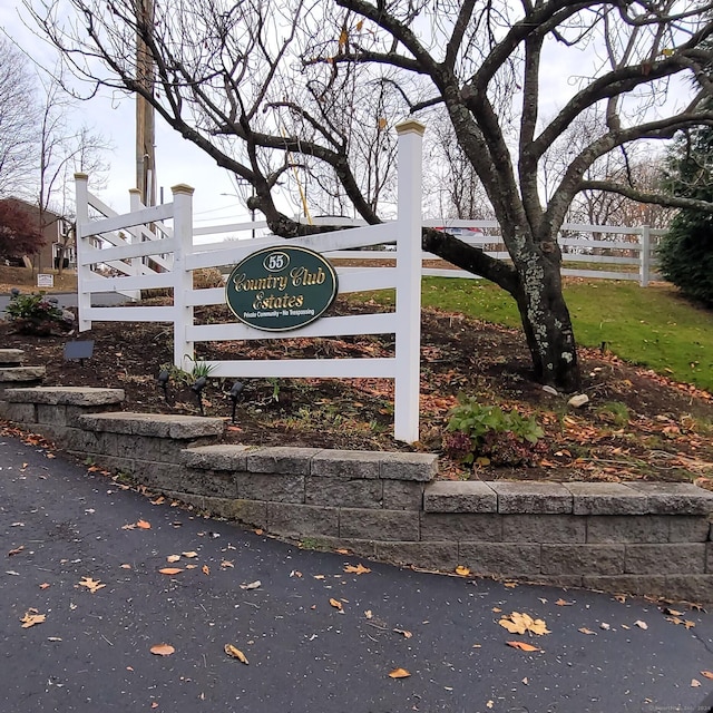 view of community / neighborhood sign