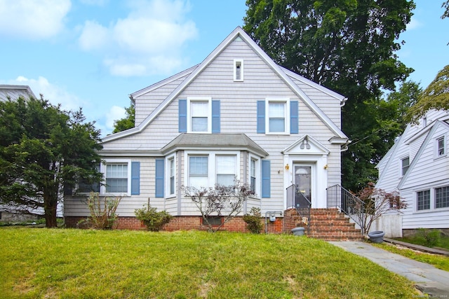 view of front of property featuring a front lawn