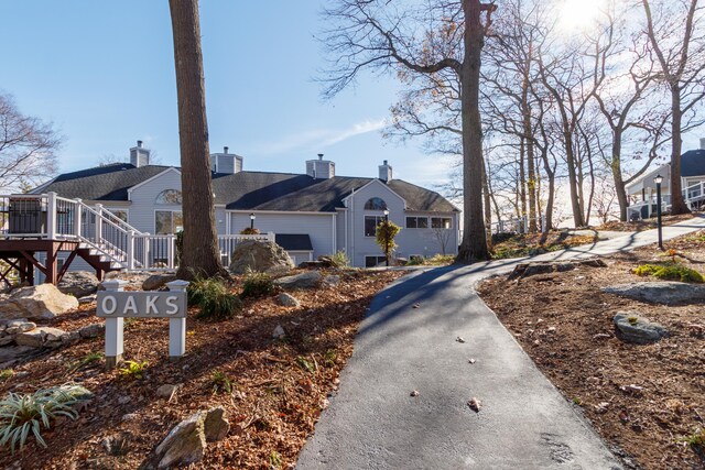 view of front of home featuring a residential view