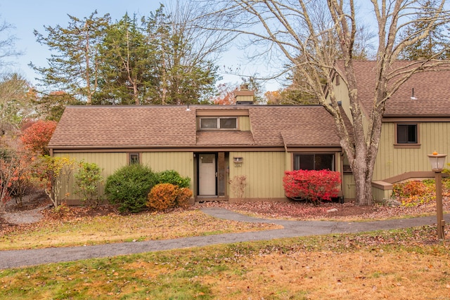 view of front of property featuring a front lawn