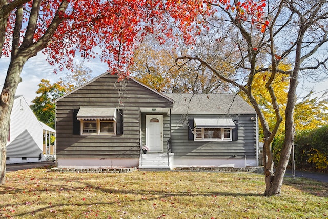 view of front of house featuring a front lawn