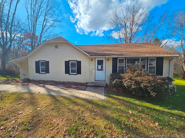 single story home featuring a front yard