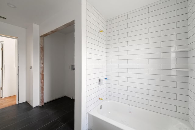 bathroom with tiled shower / bath