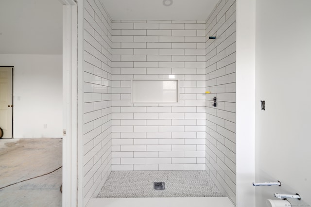 bathroom featuring tiled shower