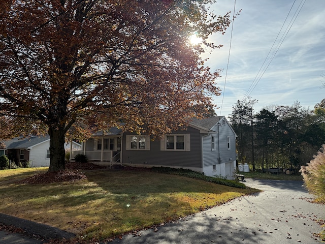 view of front of property featuring a front yard