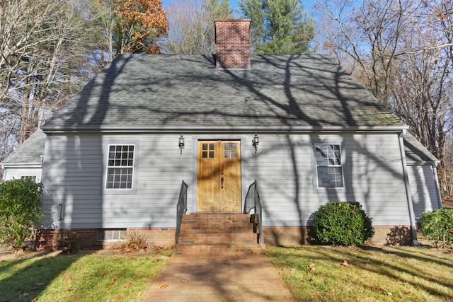 view of front of property featuring a front lawn