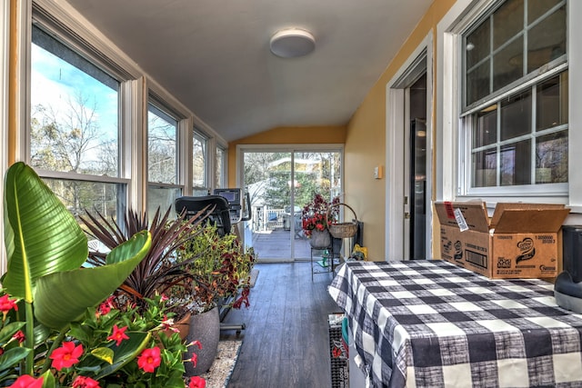 sunroom with lofted ceiling