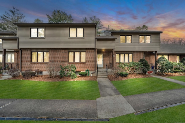 view of front of house featuring a lawn