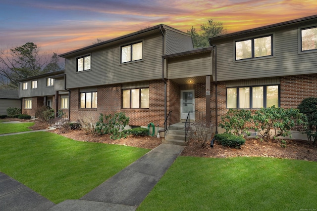 view of front of house featuring a lawn