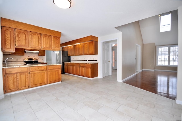 kitchen with tasteful backsplash, sink, and appliances with stainless steel finishes