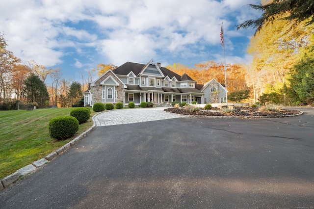 craftsman house featuring a front lawn