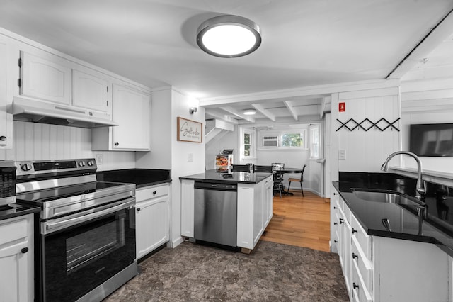 kitchen with sink, stainless steel appliances, kitchen peninsula, a wall mounted AC, and white cabinets