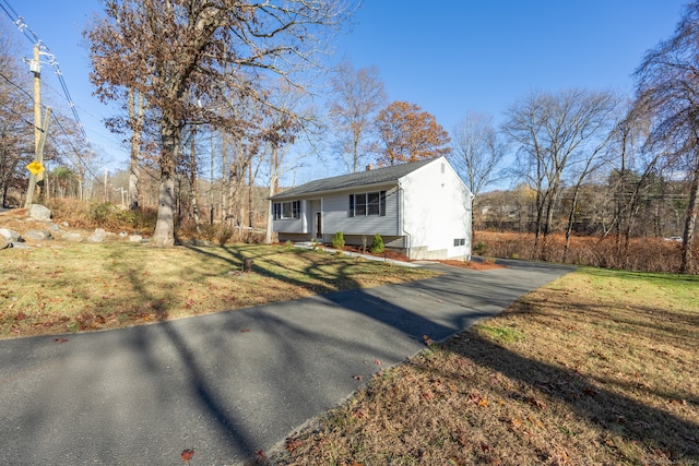 view of front of property featuring a front lawn