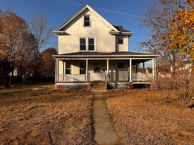 country-style home featuring a front lawn and covered porch