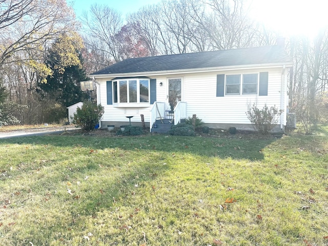 single story home featuring a front lawn