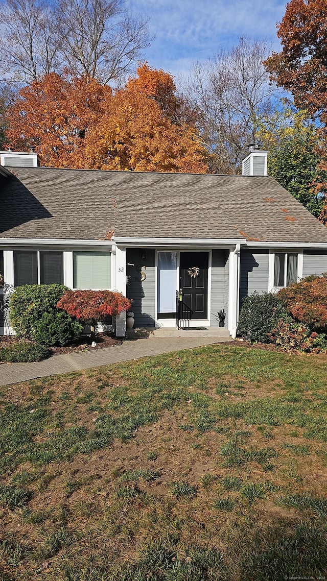 ranch-style house featuring a front lawn