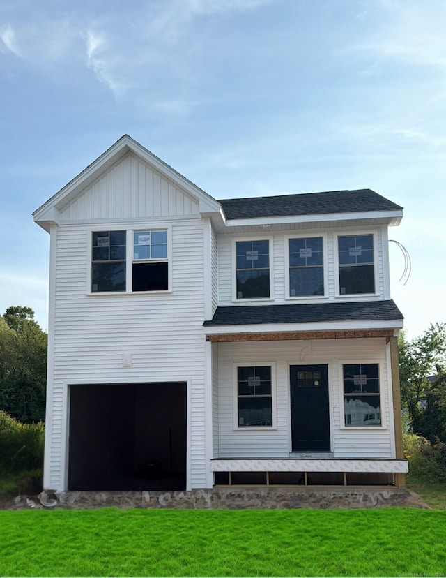 view of front of property featuring a front lawn