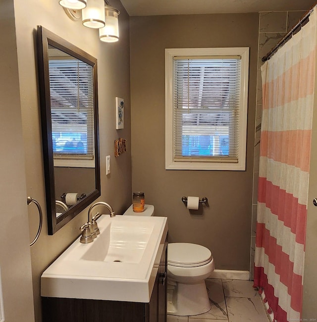 bathroom featuring a shower with shower curtain, vanity, and toilet