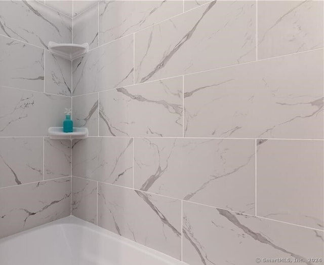 bathroom featuring tiled shower / bath