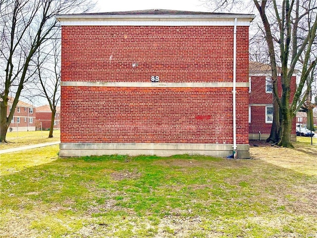 view of side of property featuring a lawn