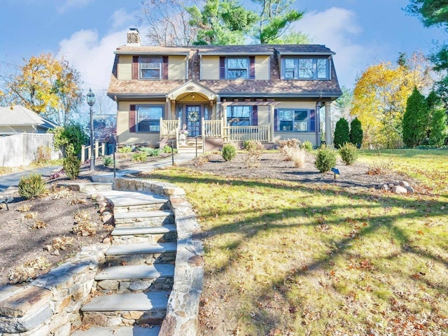 view of front of house featuring a front lawn