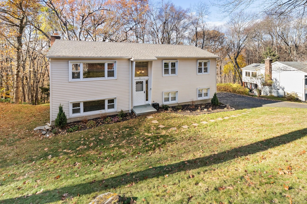 split foyer home featuring a front lawn