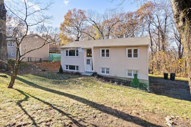 view of front of home featuring a front yard