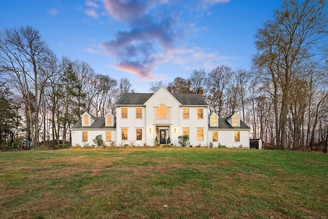 view of front of house featuring a yard