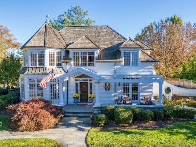 view of front of property featuring a pergola