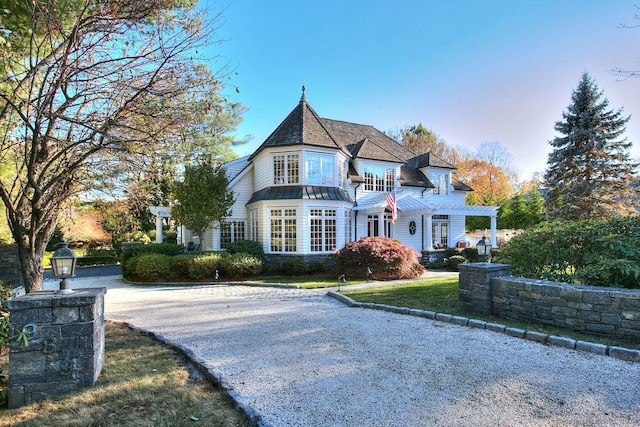 victorian house featuring a front lawn