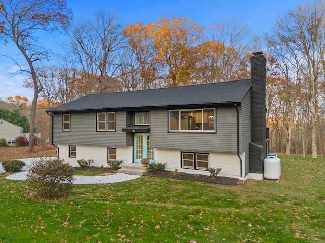 bi-level home featuring a front yard