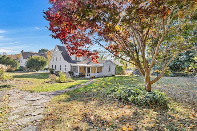 view of front of house featuring a front yard