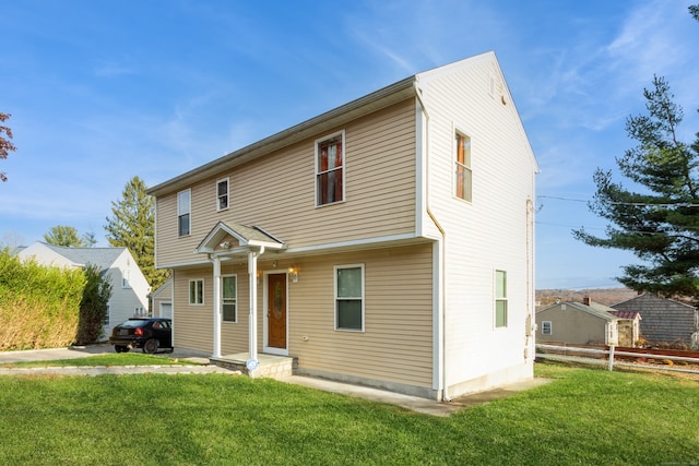 view of front of property featuring a front yard