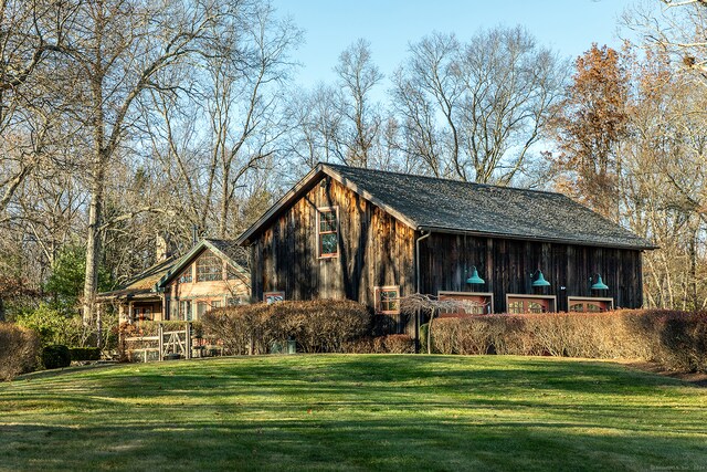 view of front of property featuring a front lawn