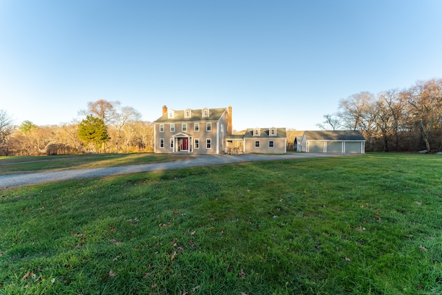 view of front of house featuring a front lawn