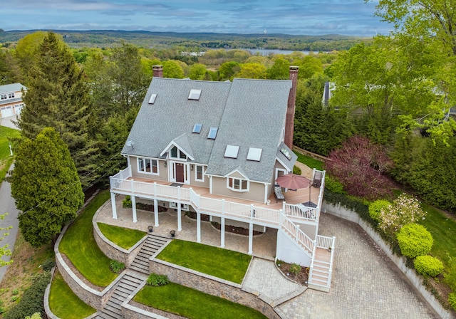 birds eye view of property featuring a forest view