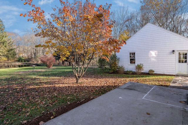 view of yard featuring a patio area