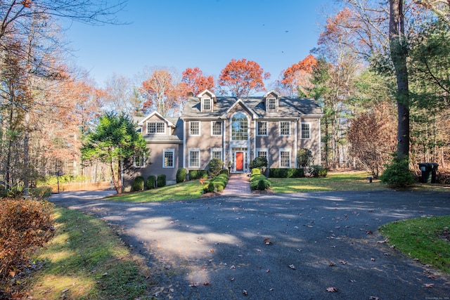 view of front facade featuring a front lawn