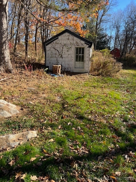 view of yard featuring a storage unit